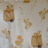 Detalle del estampado de canastos y flores en braga de cuello infantil