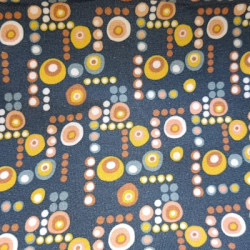 Detalle del estampado de círculos dots en braga de cuello infantil