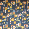Detalle del estampado de círculos dots en braga de cuello infantil