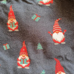 Primer plano del estampado de gnomos navideños con árboles y regalos sobre fondo azul marino.