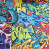 Primer plano del estampado de grafitis urbanos en colores vivos.