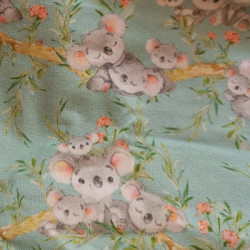 Detalle del estampado Koalas Azul con koalas en ramas y hojas sobre fondo azul claro.