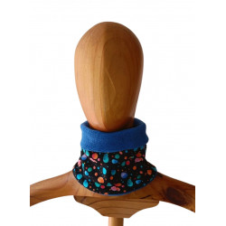 Vista trasera con polar azul: Braga de cuello infantil Manchas Azul con interior de polar visible, vista trasera.