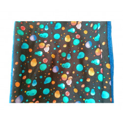 Pieza plana (borde azul): Pieza plana de la braga Manchas Azul con manchas multicolor y borde visto.