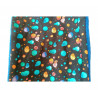 Pieza plana (borde azul): Pieza plana de la braga Manchas Azul con manchas multicolor y borde visto.