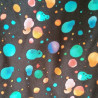 rama/primer plano: Detalle cercano del estampado de manchas multicolor sobre fondo negro.