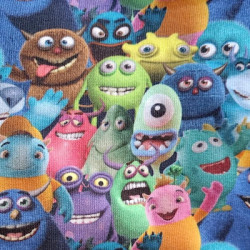 Primer plano de la tela con monstruos de colores sonrientes y expresivos.
