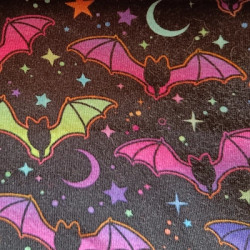 Primer plano estampado murciélagos multicolor sobre fondo negro en cuello polar