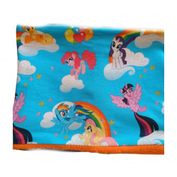 Tela de cuello polar infantil My Little Pony extendida con ponis, nubes y arcoíris.