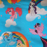 Primer plano del estampado My Little Pony con ponis, nubes y estrellas sobre fondo azul.