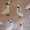 detalle del estampado de ocas en tela para cuello polar