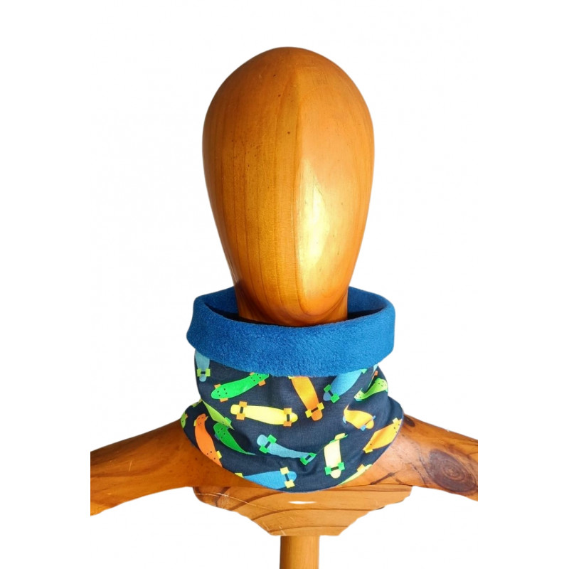 Cuello polar para niños con interior de forro polar azul y diseño de patinetes