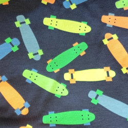 Detalle del tejido exterior del cuello polar infantil con estampado de patinetes