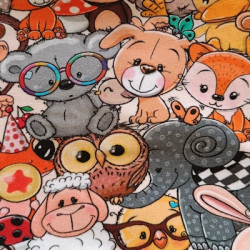 Primer plano estampado cuello polar infantil con animalitos de peluche.
