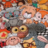 Primer plano estampado cuello polar infantil con animalitos de peluche.