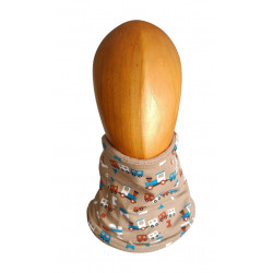 Cuello polar infantil estampado con trenes, visto de frente sobre maniquí de madera