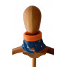 Cuello polar Zorritos con el borde vuelto mostrando el forro de polar naranja, vista trasera en maniquí.