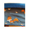 Detalle del interior del cuello polar Zorritos con forro de polar azul y costura rematada.