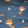 Primer plano del estampado del cuello Zorritos: zorritos y pajaritos sobre fondo azul.