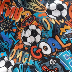 Detalle de la tela estampada de fútbol con balones, grafitis y frases como Goal.