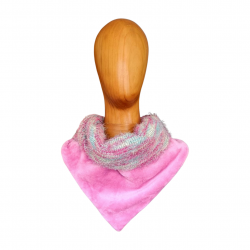 Bufanda triangular con brilli-brilli y coralina